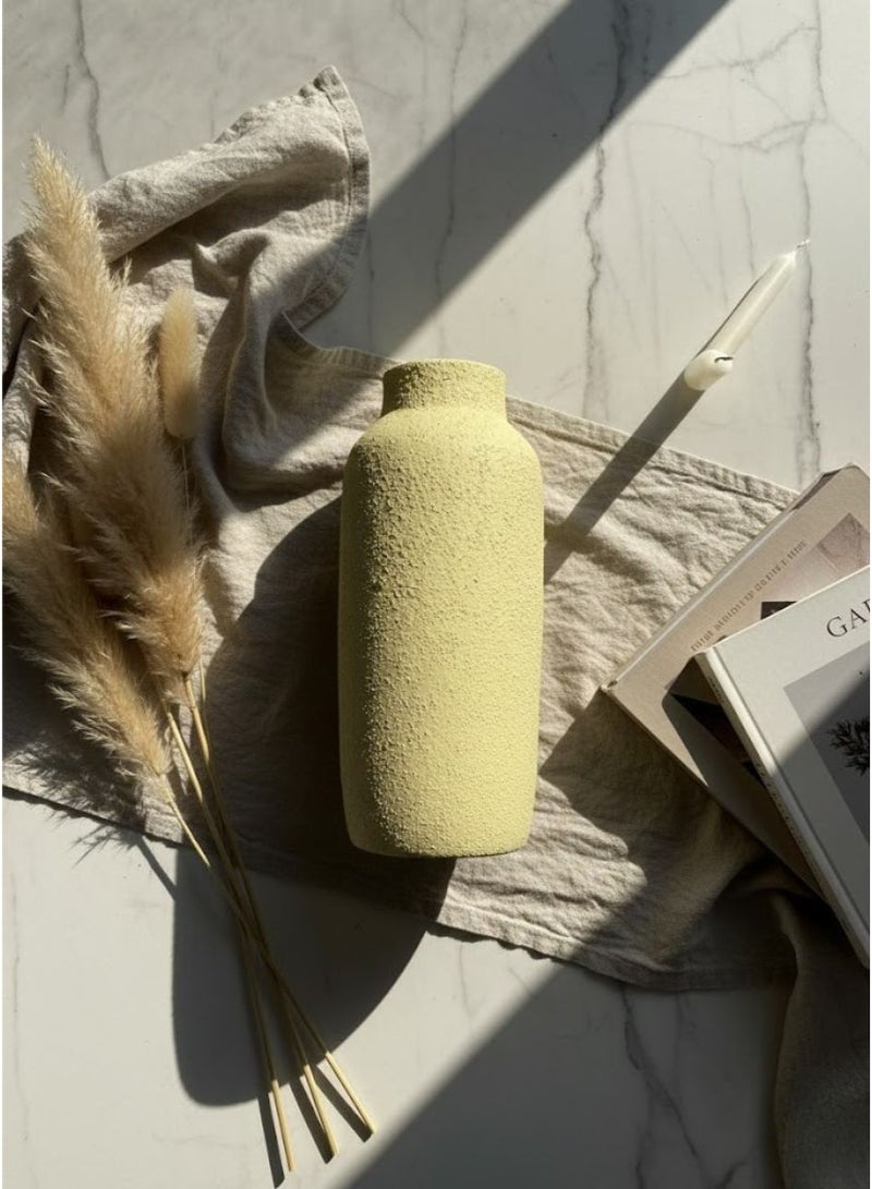 كذا هوم مزهرية فخار طويلة بملمس رملي – ديكور عصري بلون أصفر فاتح - Image 2