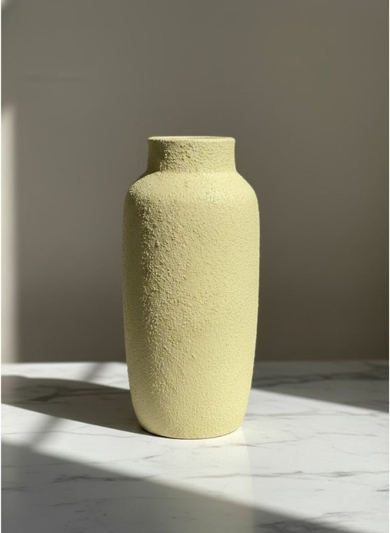 كذا هوم مزهرية فخار طويلة بملمس رملي – ديكور عصري بلون أصفر فاتح - Image 1