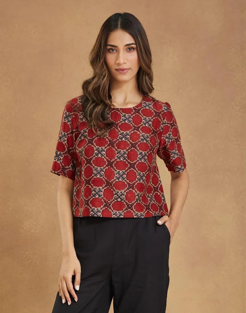 فاب انديا بلوزة قطنية حريرية قصيرة بطبعة أجرخ حمراء