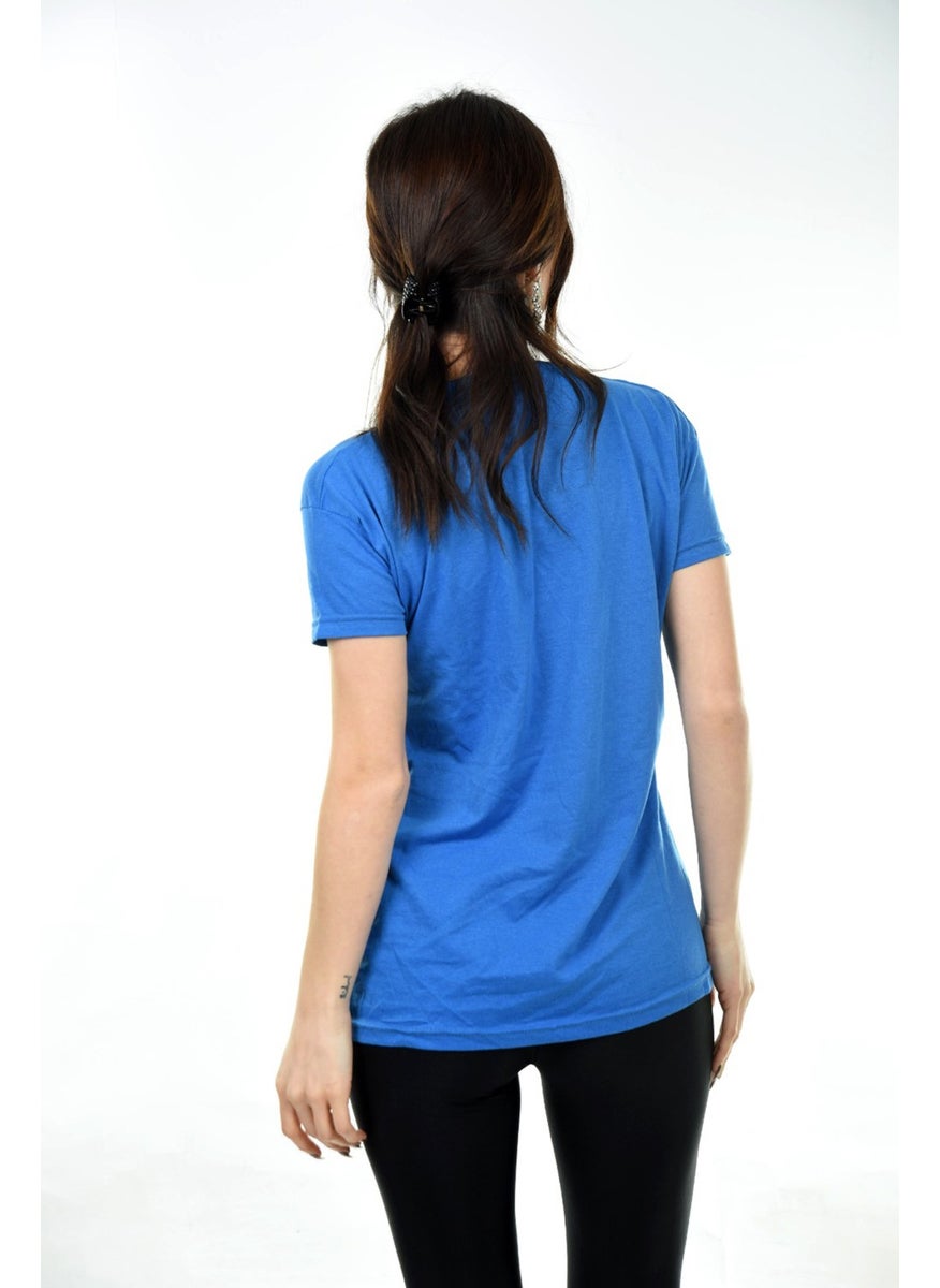 Belifanti Collection تي شيرت نسائي أساسي ذو عنق على شكل حرف V باللون الأزرق ساكس  - Image 3