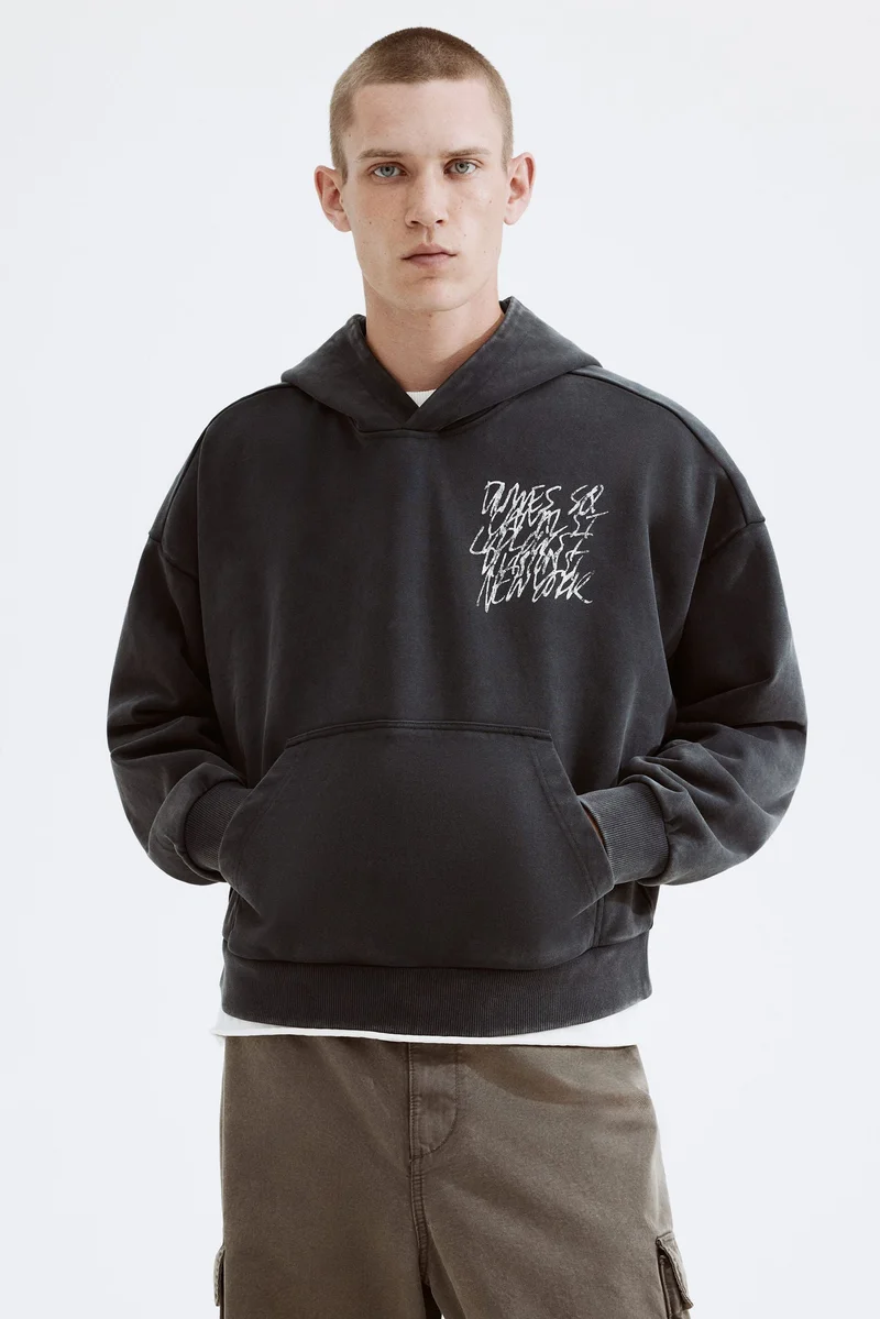 اتش اند ام هودي بقصّة فضفاضة مزين بطبعة