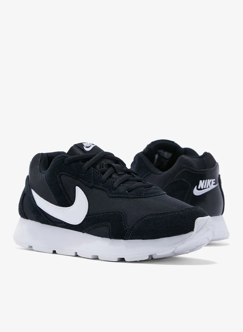 نايكي حذاء ديلفاين