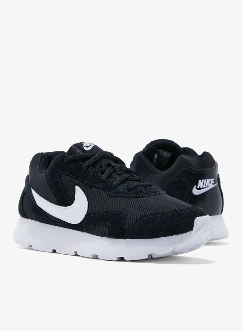 Nike Delfine