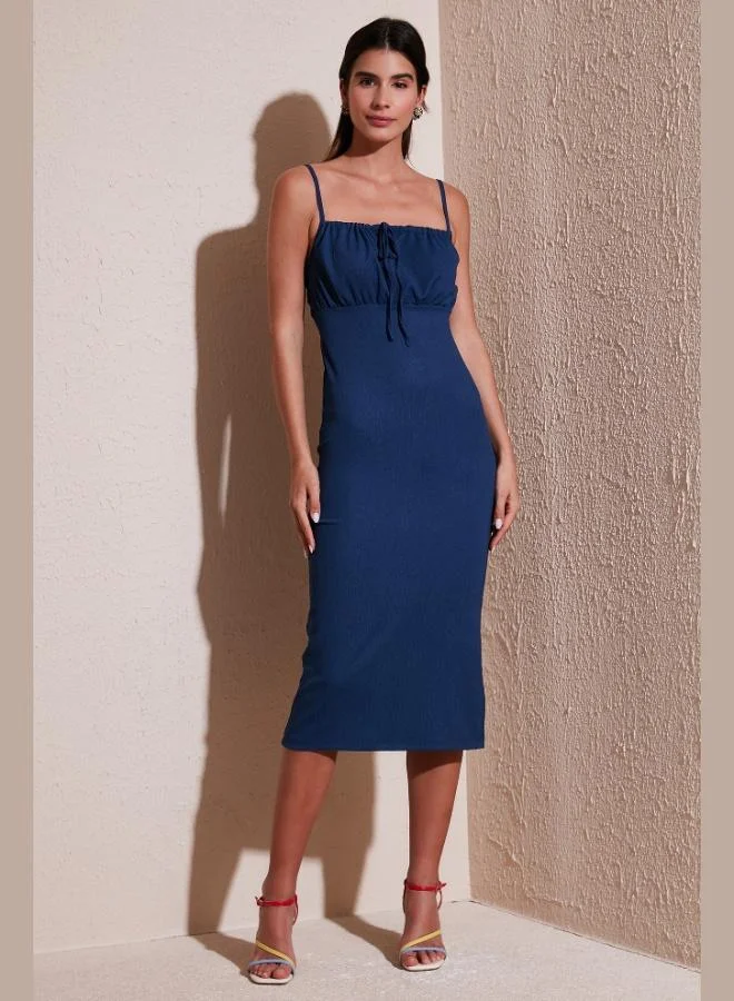 ليلا فستان ميدي ضيق بفتحة وجزء علوي مكشكش بحمالات للنساء