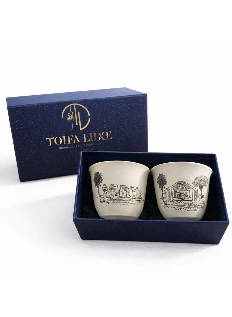 تحفة لوكس طقم هدية أكواب قهوة عربية «قافلة» من توهفة لوكس – أكواب قهوة عربية «قافلة الصحراء» و«المجلس» مصنوعة يدويًا (طقم من قطعتين) في علبة هدايا فاخرة