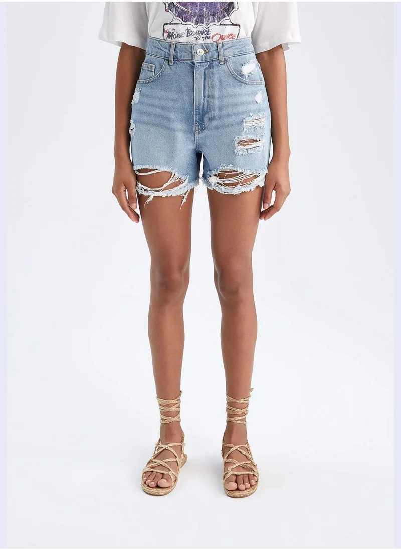 ديفاكتو Mom Fit Distressed Mini Denim Shorts