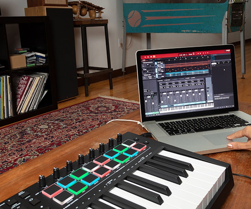 إم أوديو جهاز تحكم MIDI M-Audio Oxygen Pro 25، مولّد الأوتار الذكي، مولّد الأرْبِجياتور، شاشة OLED، منفذ MIDI خارجي - Image 3