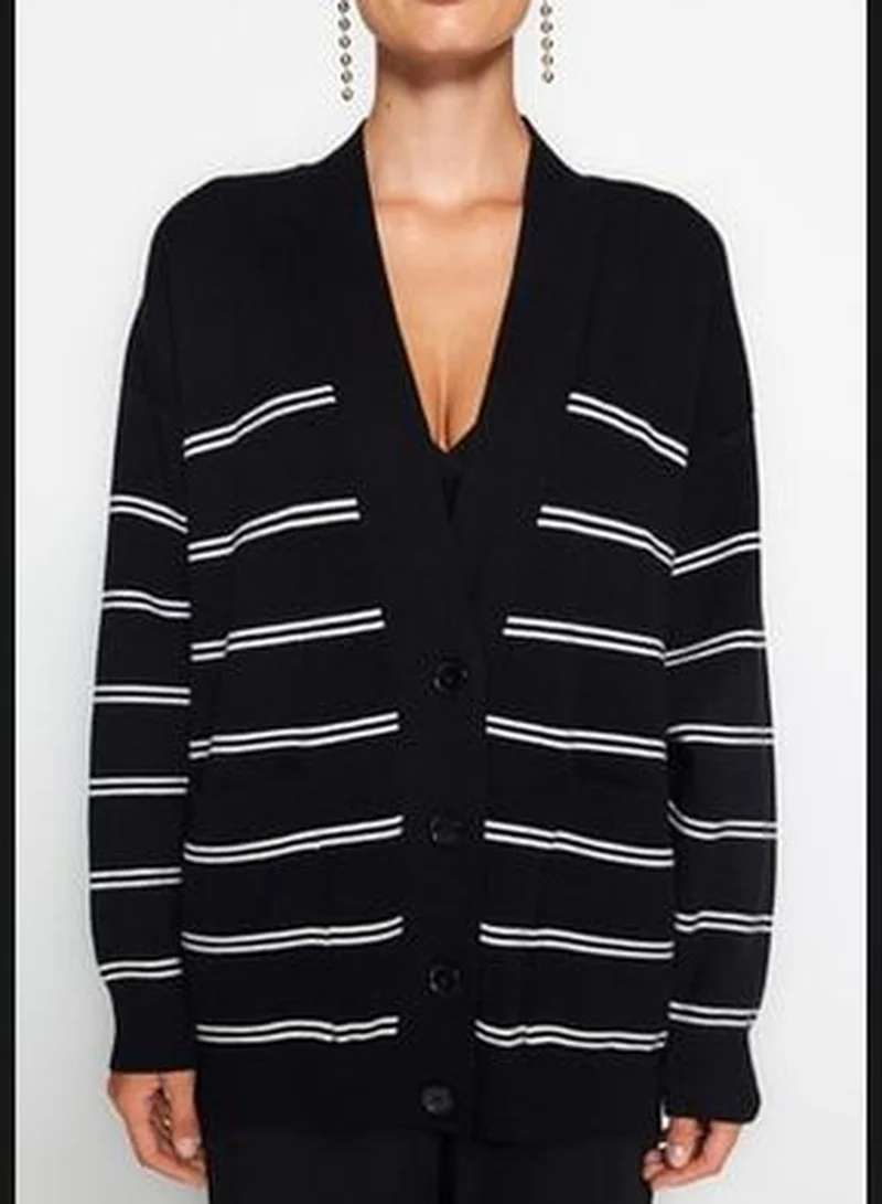 trendyol Black Super Wide Fit Soft Textured Knitwear Cardigan TWOAW24HI00042