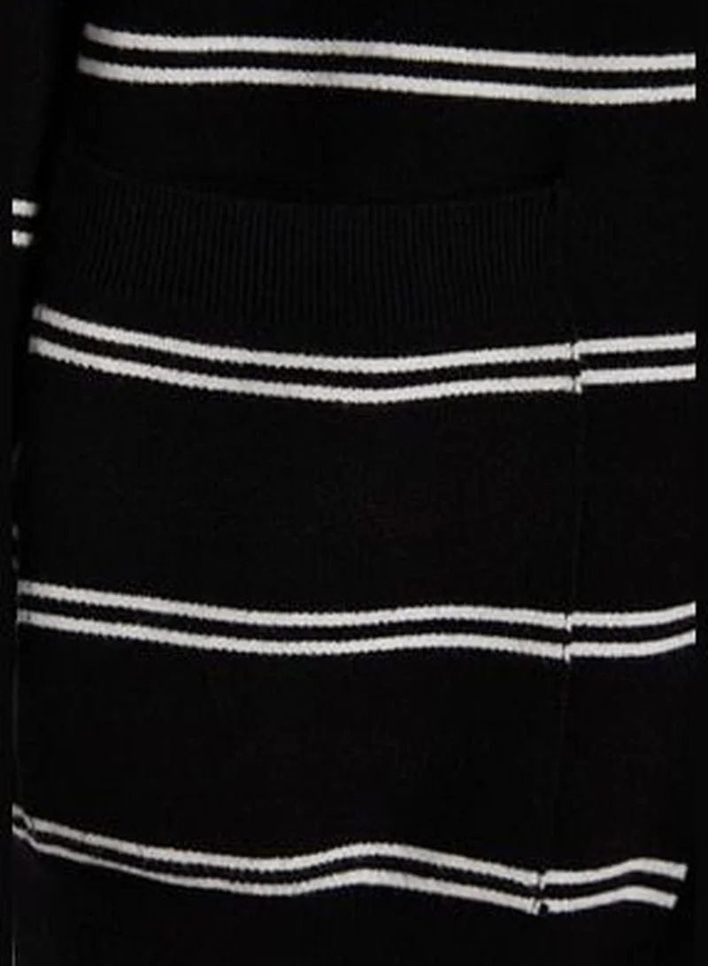 trendyol Black Super Wide Fit Soft Textured Knitwear Cardigan TWOAW24HI00042