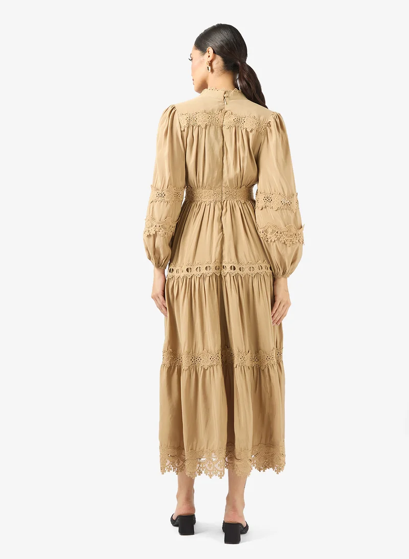 خزانة فستان بفتحات دانتيل متدرجة