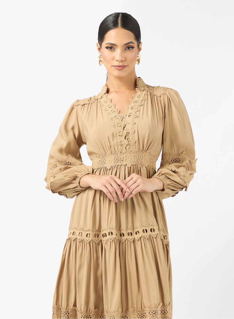 خزانة فستان بفتحات دانتيل متدرجة - Image 3