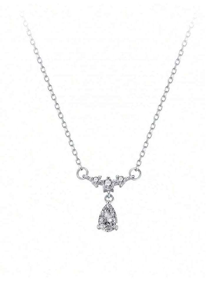 925 ستيرلنغ سيلفر تشارمز سلسال بقلادة فاخرة ناعمة مصنوعة من الفضة الإسترلينية عيار 925 بجودة عالية ودقة شديدة تتدلّى منها حجرة زيركون كريستالية شفافة على شكل قطرة ماء لامعة يعلوها تشكيلة صغيرة من الأحجار الكريستالية الناعمة متراصة بتدرج ناعم مما يمنح القلادة إحساسًا بالرقي والرقة لتعطي مظهرا رائعا للأميرة التي تستحقها - Image 4
