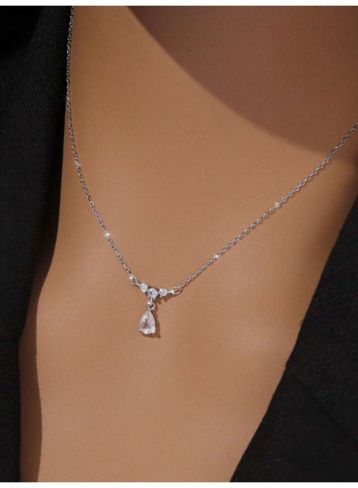 925 ستيرلنغ سيلفر تشارمز سلسال بقلادة فاخرة ناعمة مصنوعة من الفضة الإسترلينية عيار 925 بجودة عالية ودقة شديدة تتدلّى منها حجرة زيركون كريستالية شفافة على شكل قطرة ماء لامعة يعلوها تشكيلة صغيرة من الأحجار الكريستالية الناعمة متراصة بتدرج ناعم مما يمنح القلادة إحساسًا بالرقي والرقة لتعطي مظهرا رائعا للأميرة التي تستحقها - Image 2