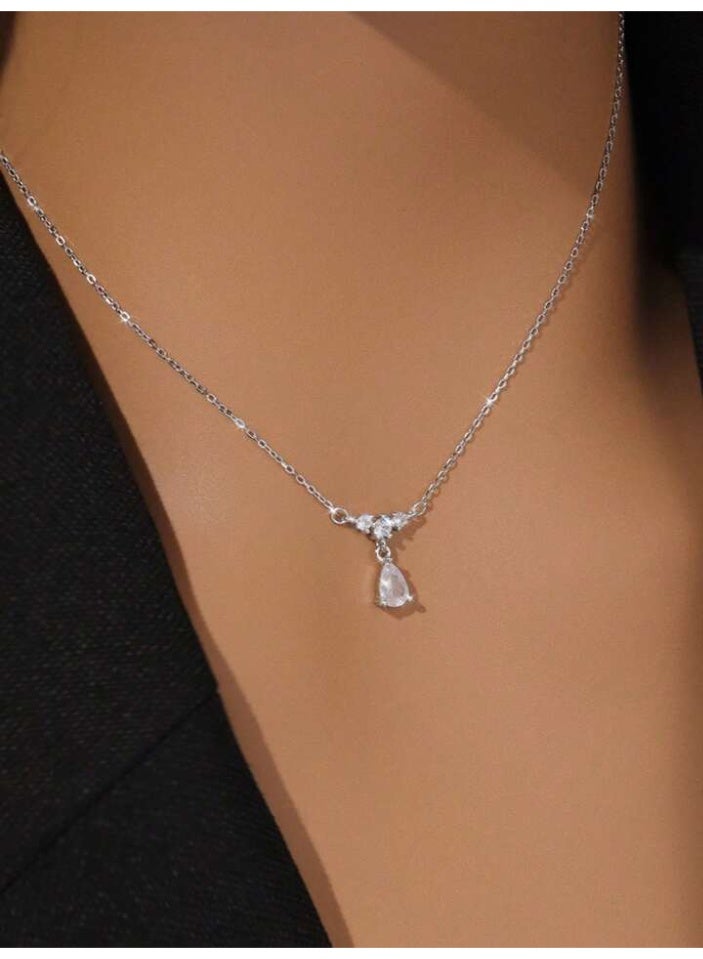 925 ستيرلنغ سيلفر تشارمز سلسال بقلادة فاخرة ناعمة مصنوعة من الفضة الإسترلينية عيار 925 بجودة عالية ودقة شديدة تتدلّى منها حجرة زيركون كريستالية شفافة على شكل قطرة ماء لامعة يعلوها تشكيلة صغيرة من الأحجار الكريستالية الناعمة متراصة بتدرج ناعم مما يمنح القلادة إحساسًا بالرقي والرقة لتعطي مظهرا رائعا للأميرة التي تستحقها - Image 1