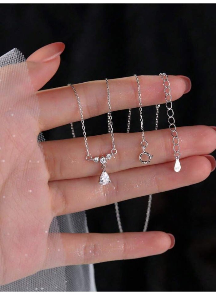 925 ستيرلنغ سيلفر تشارمز سلسال بقلادة فاخرة ناعمة مصنوعة من الفضة الإسترلينية عيار 925 بجودة عالية ودقة شديدة تتدلّى منها حجرة زيركون كريستالية شفافة على شكل قطرة ماء لامعة يعلوها تشكيلة صغيرة من الأحجار الكريستالية الناعمة متراصة بتدرج ناعم مما يمنح القلادة إحساسًا بالرقي والرقة لتعطي مظهرا رائعا للأميرة التي تستحقها - Image 5