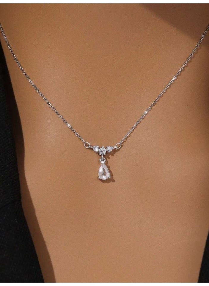 925 ستيرلنغ سيلفر تشارمز سلسال بقلادة فاخرة ناعمة مصنوعة من الفضة الإسترلينية عيار 925 بجودة عالية ودقة شديدة تتدلّى منها حجرة زيركون كريستالية شفافة على شكل قطرة ماء لامعة يعلوها تشكيلة صغيرة من الأحجار الكريستالية الناعمة متراصة بتدرج ناعم مما يمنح القلادة إحساسًا بالرقي والرقة لتعطي مظهرا رائعا للأميرة التي تستحقها - Image 3