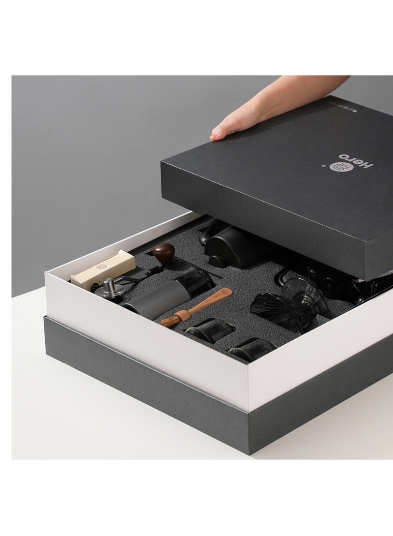 زيروهيرو طقم أكواب قهوة بروفيشنال من زيرو هيرو Z3pro مكون من 8 قطع، قمع تنقيط زجاجي من بريزما، وعاء تقديم أصلي 400 مل، مطحنة يدوية Z3 Pro، فلتر ورقي V01 - أصلي 50 قطعة، غلاية C07PRO+ - 650 مل، كوب هارمريد 2 قطعة، فرشاة من خشب الزان. - Image 1