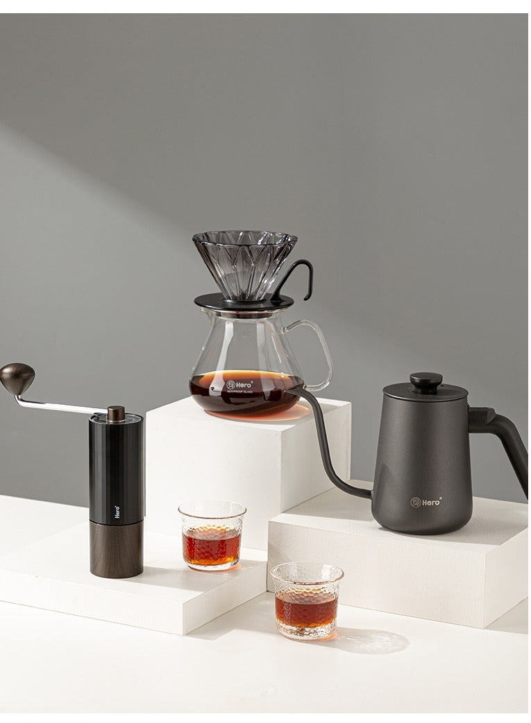 زيروهيرو طقم أكواب قهوة بروفيشنال من زيرو هيرو Z3pro مكون من 8 قطع، قمع تنقيط زجاجي من بريزما، وعاء تقديم أصلي 400 مل، مطحنة يدوية Z3 Pro، فلتر ورقي V01 - أصلي 50 قطعة، غلاية C07PRO+ - 650 مل، كوب هارمريد 2 قطعة، فرشاة من خشب الزان. - Image 2