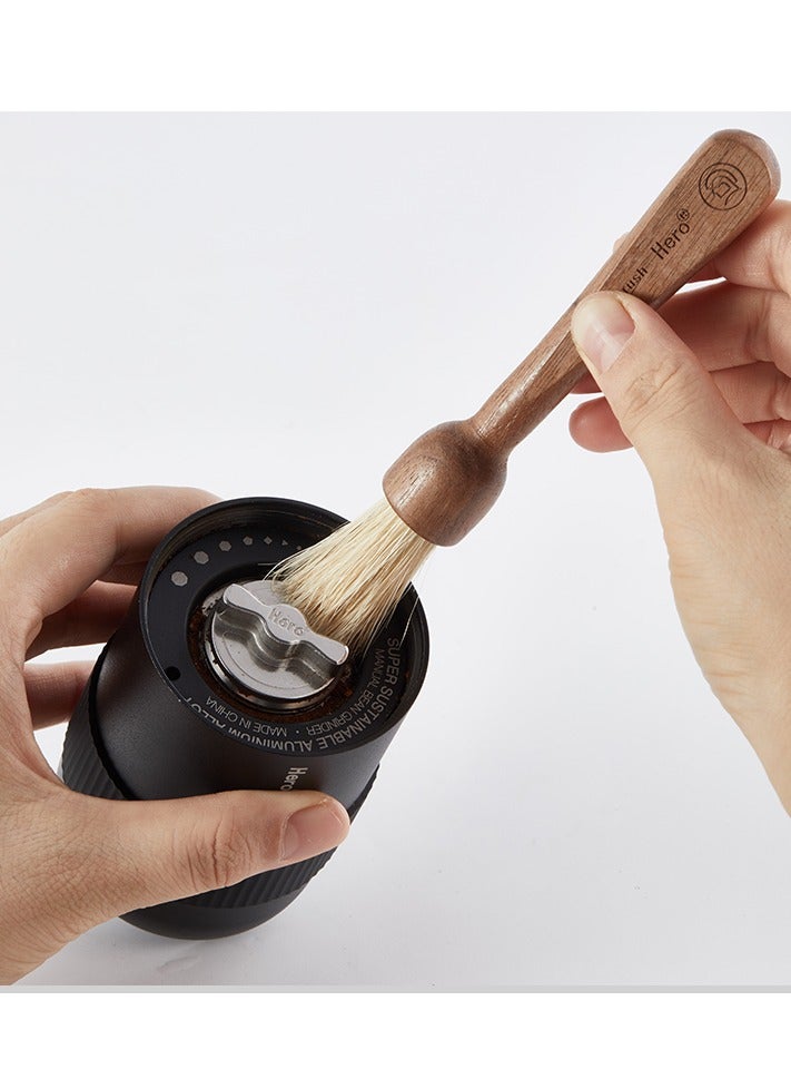 زيروهيرو طقم أكواب قهوة بروفيشنال من زيرو هيرو Z3pro مكون من 8 قطع، قمع تنقيط زجاجي من بريزما، وعاء تقديم أصلي 400 مل، مطحنة يدوية Z3 Pro، فلتر ورقي V01 - أصلي 50 قطعة، غلاية C07PRO+ - 650 مل، كوب هارمريد 2 قطعة، فرشاة من خشب الزان. - Image 5