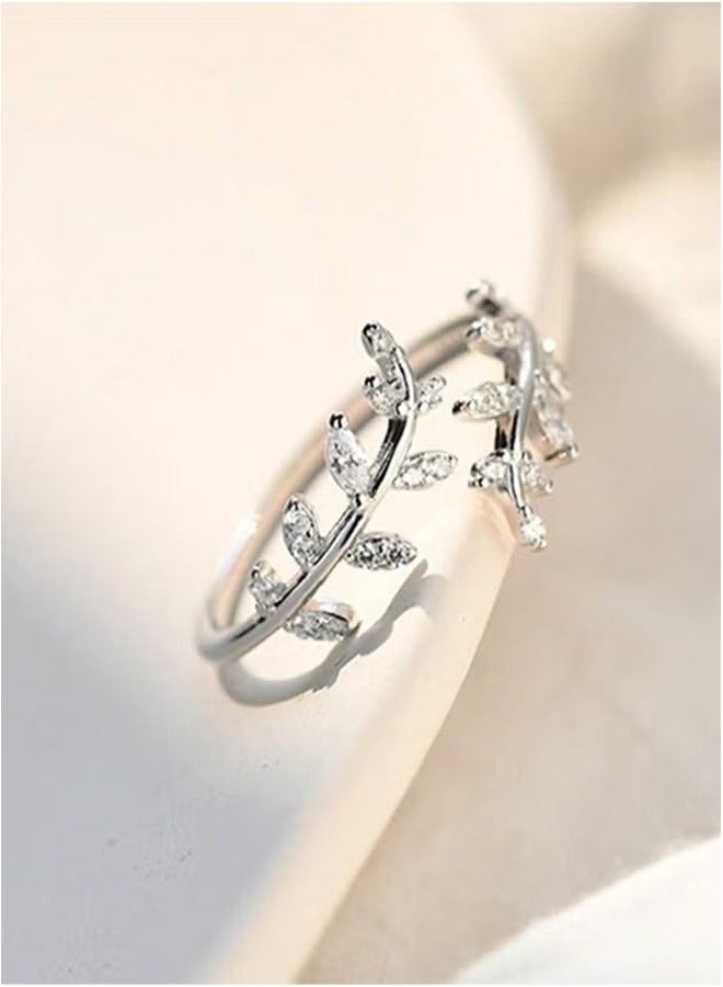 خاتم فضة فاخر ودقيق مصنوع بجودة عالية وبدقة، مرصع بأحجار كريستالية صغيرة ليمنح مظهرًا رائعًا للأميرة التي تستحقه. - Image 4