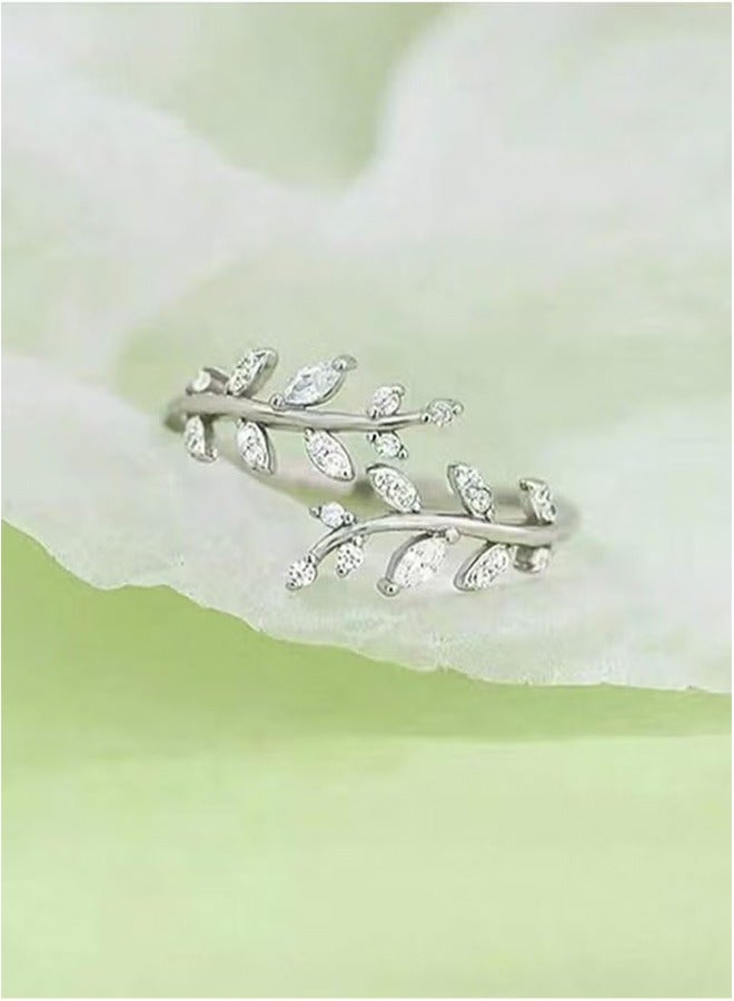 خاتم فضة فاخر ودقيق مصنوع بجودة عالية وبدقة، مرصع بأحجار كريستالية صغيرة ليمنح مظهرًا رائعًا للأميرة التي تستحقه. - Image 3