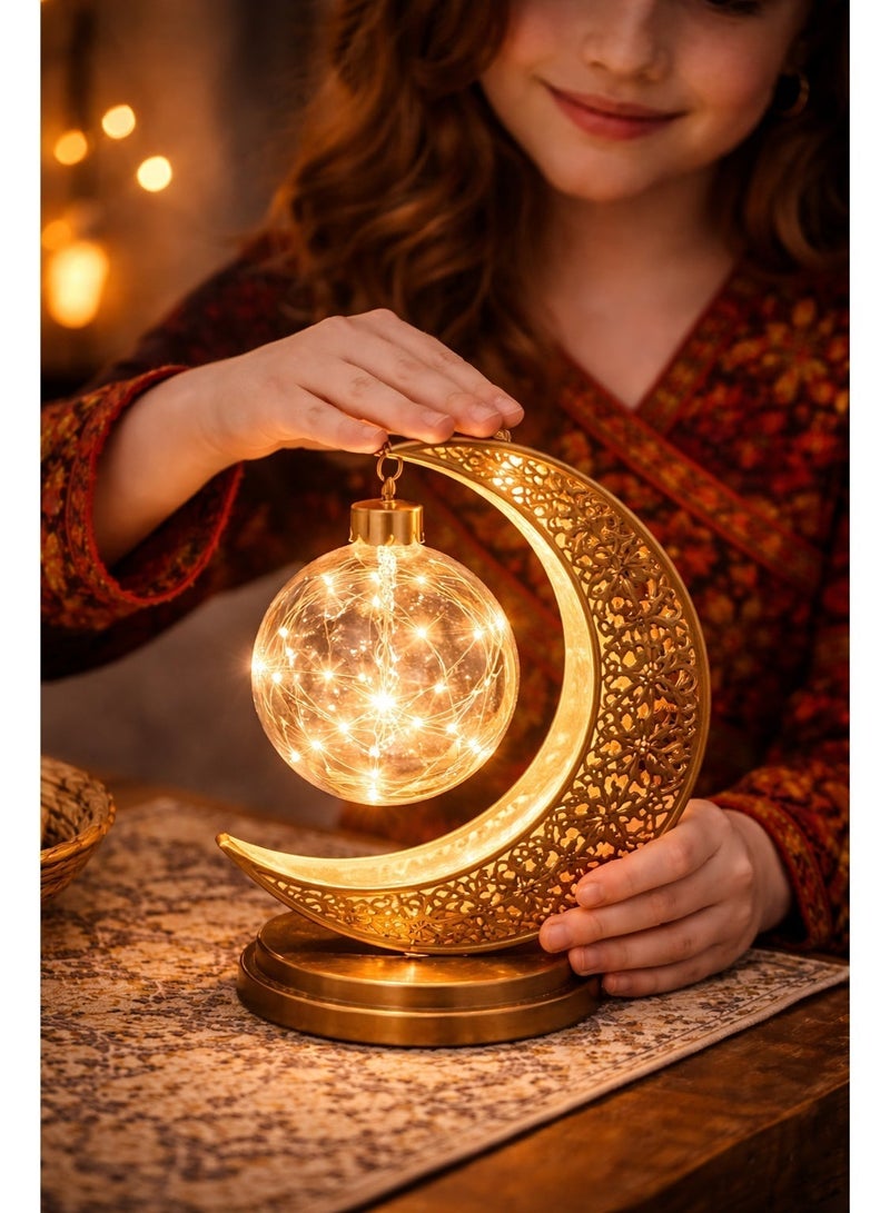 أولودينيز  مصباح هلال رمضان مجوف بإضاءة LED مع قاعدة كروية – مصباح طاولة ديكوري بطابع إسلامي، إضاءة بيضاء دافئة 3500 كلفن، مصنوع من سبائك الألمنيوم، يعمل بالبطارية. - Image 1