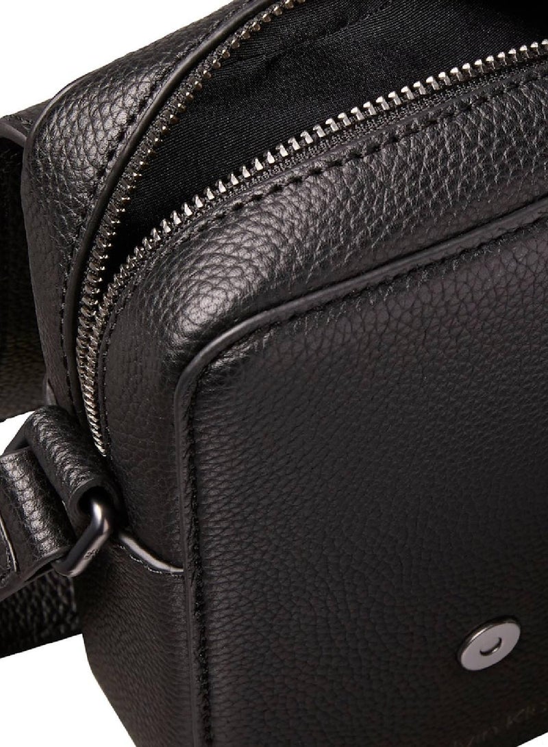 كالفن كلاين حقيبة ريبورتر جلدية بتصميم نحيف - Image 3