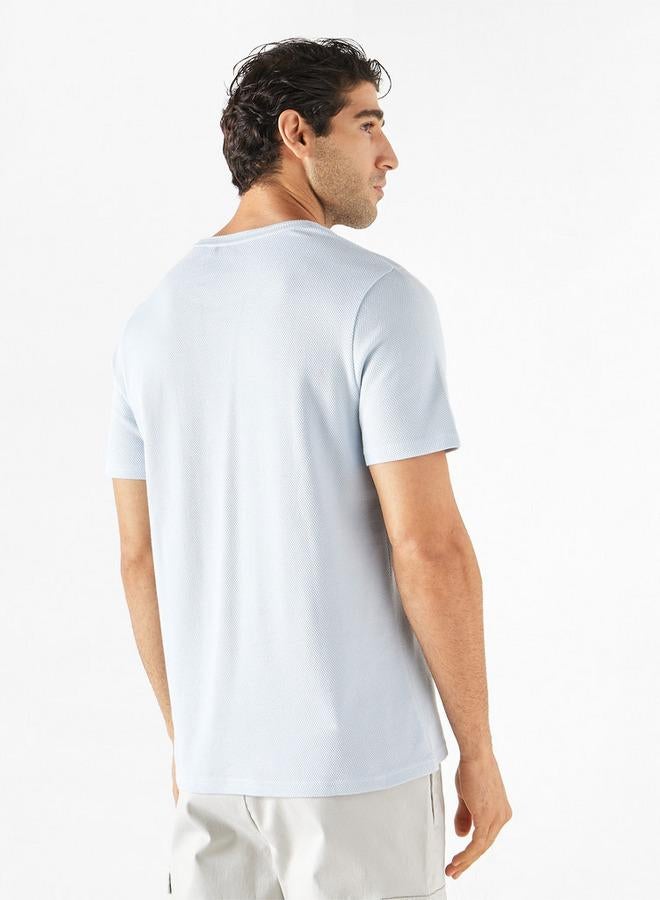 ايكونيك تيشيرت بارز الملمس بياقة ضيّقة وأكمام قصيرة من آيكونيك - Image 3