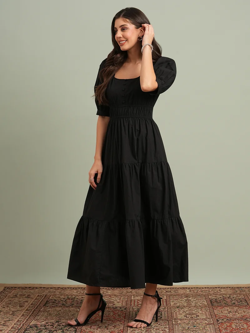 جلو باص فستان ماكسي نسائي أسود بياقة مربعة وأكمام منفوشة، تصميم طبقات، قصة واسعة، مناسب للمنتجعات