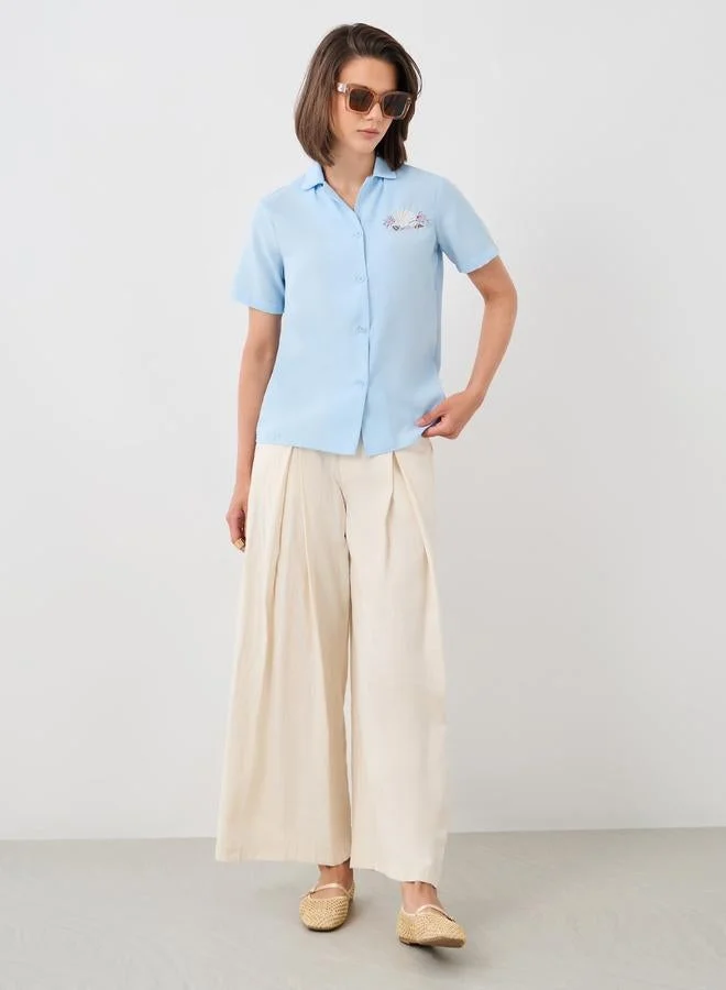 تايك تو قميص بأكمام قصيرة مطرز بياقة واسعة