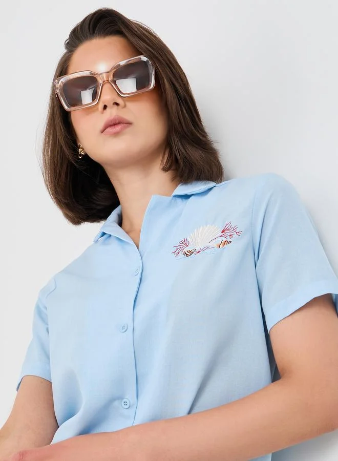 تايك تو قميص بأكمام قصيرة مطرز بياقة واسعة