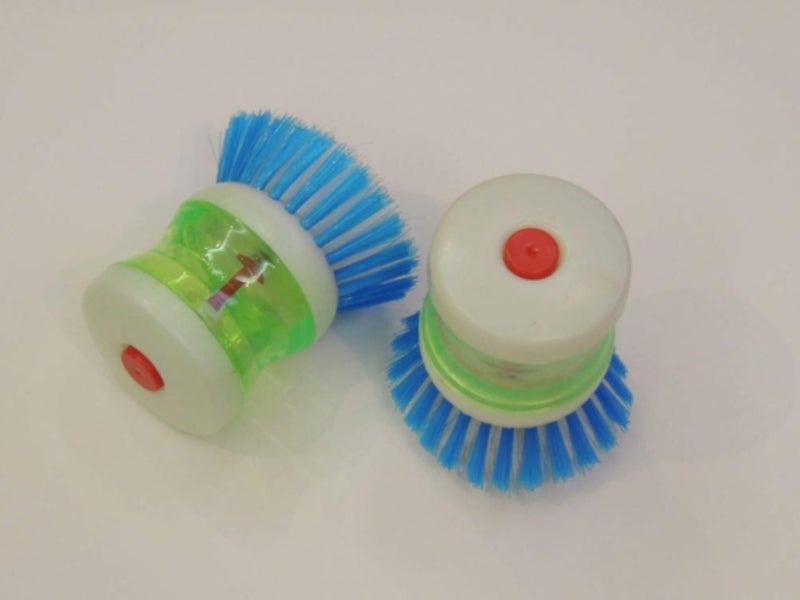 فرشاة أطباق مزودة بموزع سائل غسيل الأطباق