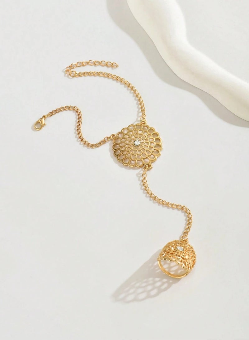 Women's accessory, a finger ring with a chain design connected to a bracelet in gold with a metal flower design, suitable for weddings, engagement parties, Eid and all occasions - Image 2