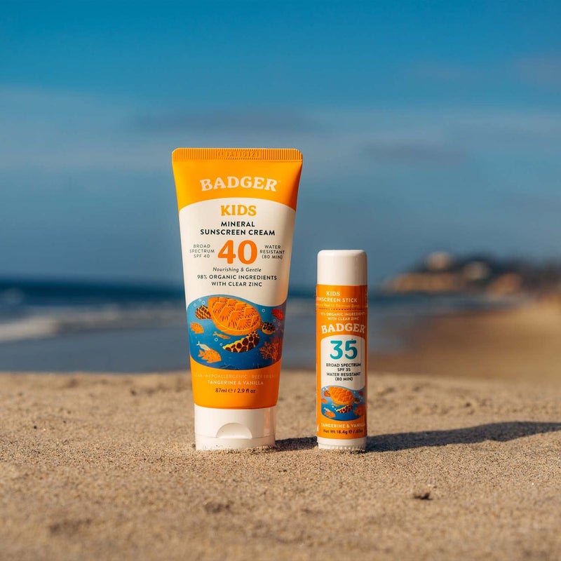 Badger مجموعة واقي شمس معدني للأطفال، كريم SPF 40 + عصا وجه للأطفال SPF 35، واقيات شمسية عضوية مع أكسيد الزنك المعدني، مقاومة للماء، آمنة للشعاب المرجانية، طيف واسع، برائحة اليوسفي والفانيليا، عبوة من 2 - Image 4