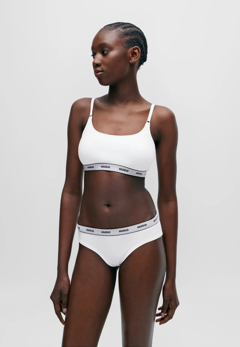 هوجو ثلاثة أطقم من السراويل الداخلية القطنية المطاطية بأحزمة خصر بشعار