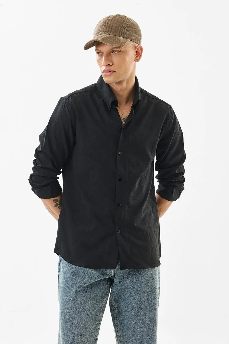 سنيتش قميص أسود بقصة ضيقة ونقوش