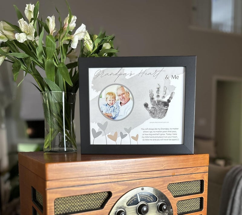 The Grandparent Gift Co إطار بصمة يد الطفل التذكاري للجد مع شعر هدية محبة للجد بمناسبة عيد الميلاد أو عيد الأب صنع في الولايات المتحدة الأمريكية - Image 2