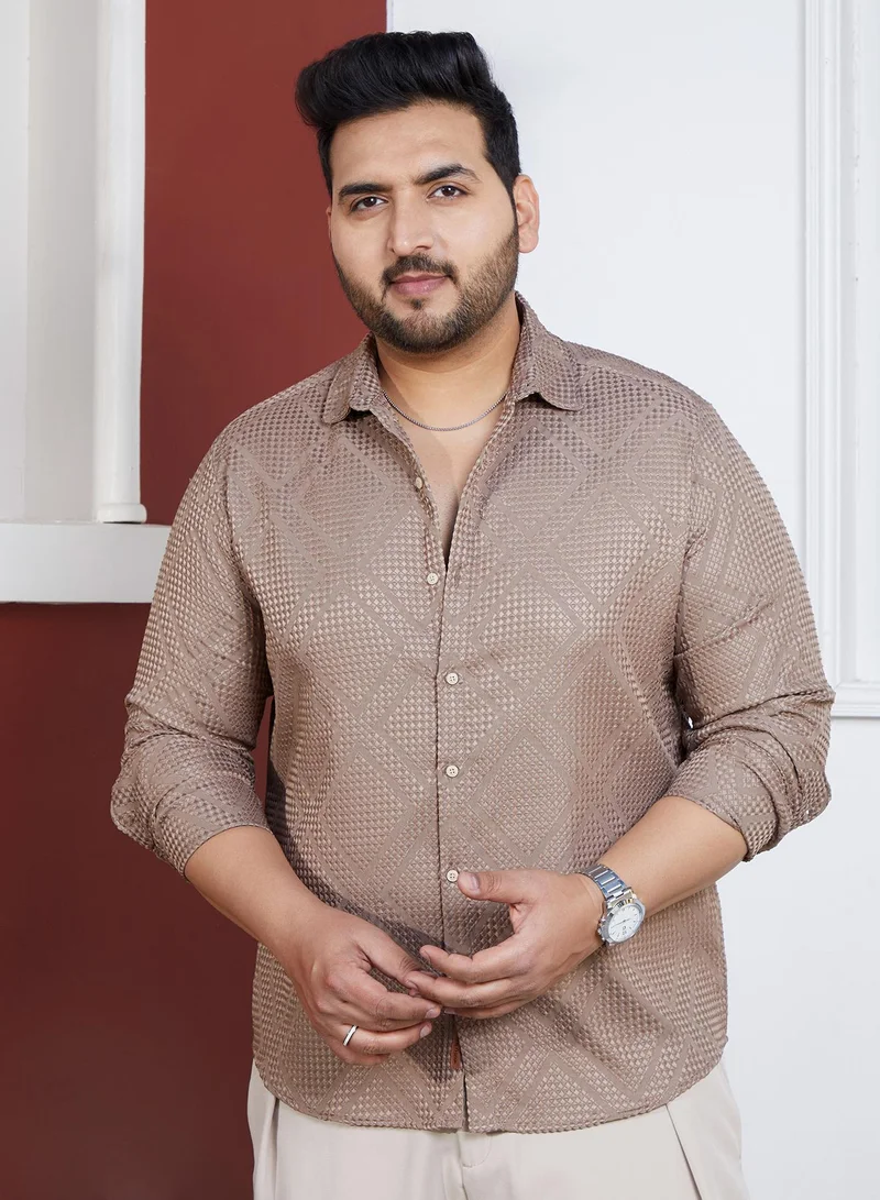 انستافاب بلس قميص رجالي بيج فاتح مقاس بلس بياقة عادية وأكمام طويلة بأزرار