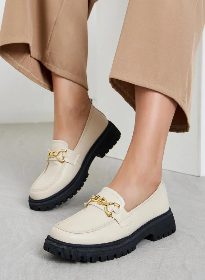 ستايلي حذاء لوفرز بنعل شانكي مُزين بتفاصيل معدن