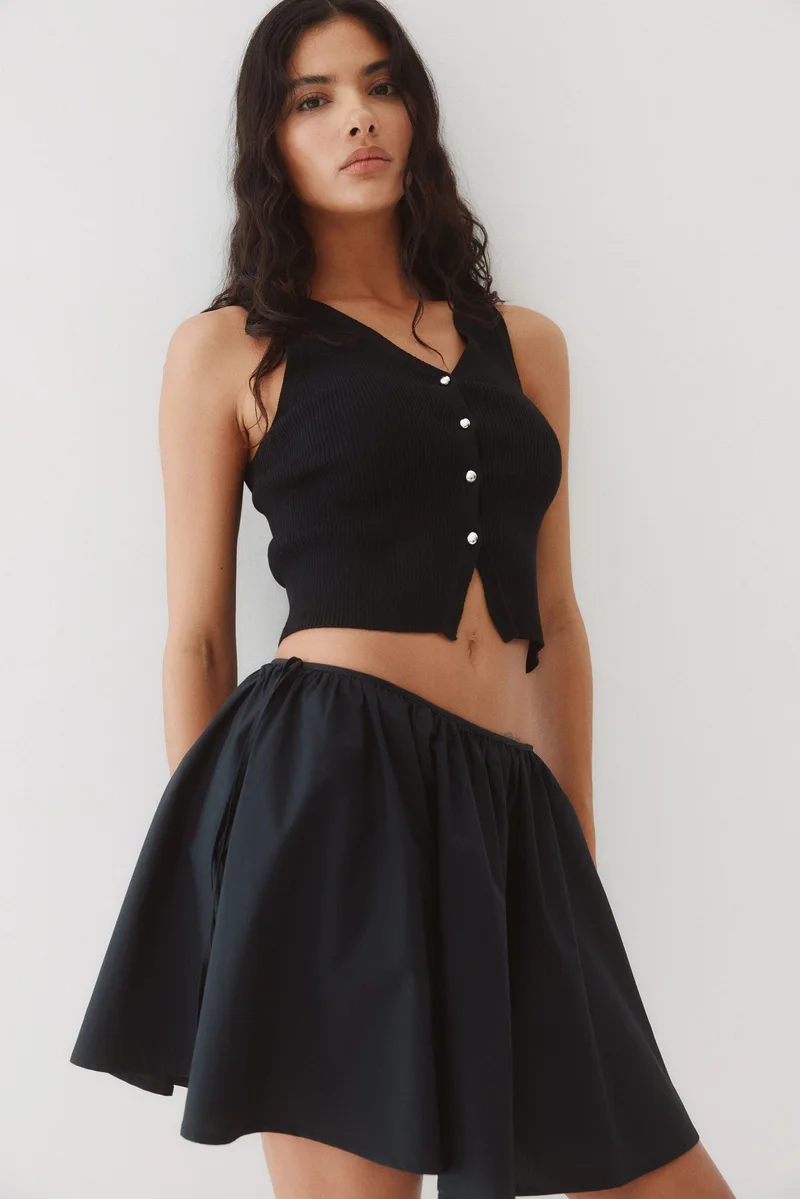 اتش اند ام فيست بأزرار أمامية