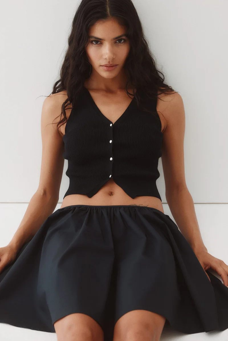 اتش اند ام فيست بأزرار أمامية