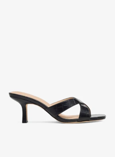 فلورا بيلا من شو إكسبرس صنادل نسائية بكعب صغير وحزام متقاطع بنقوش