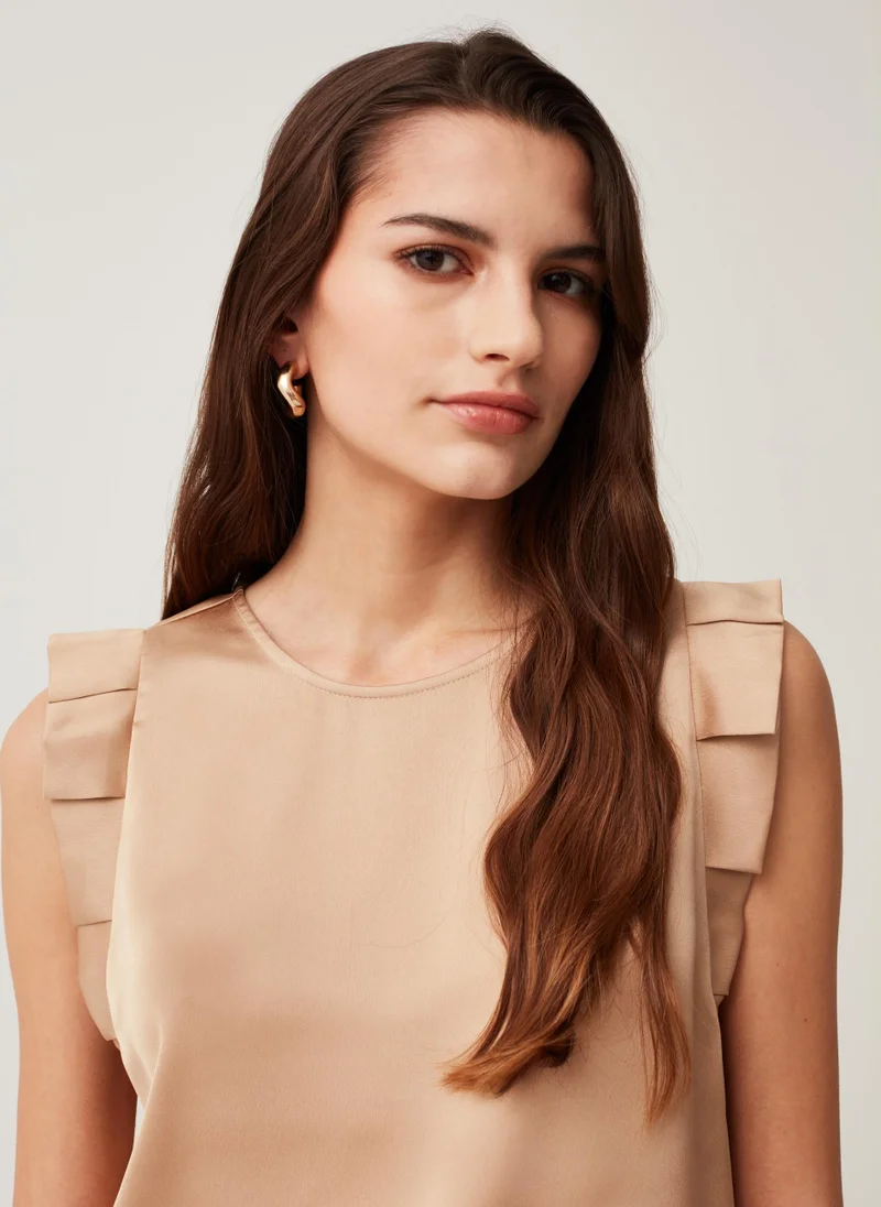 او في اس Sleeveless blouse with ruffles