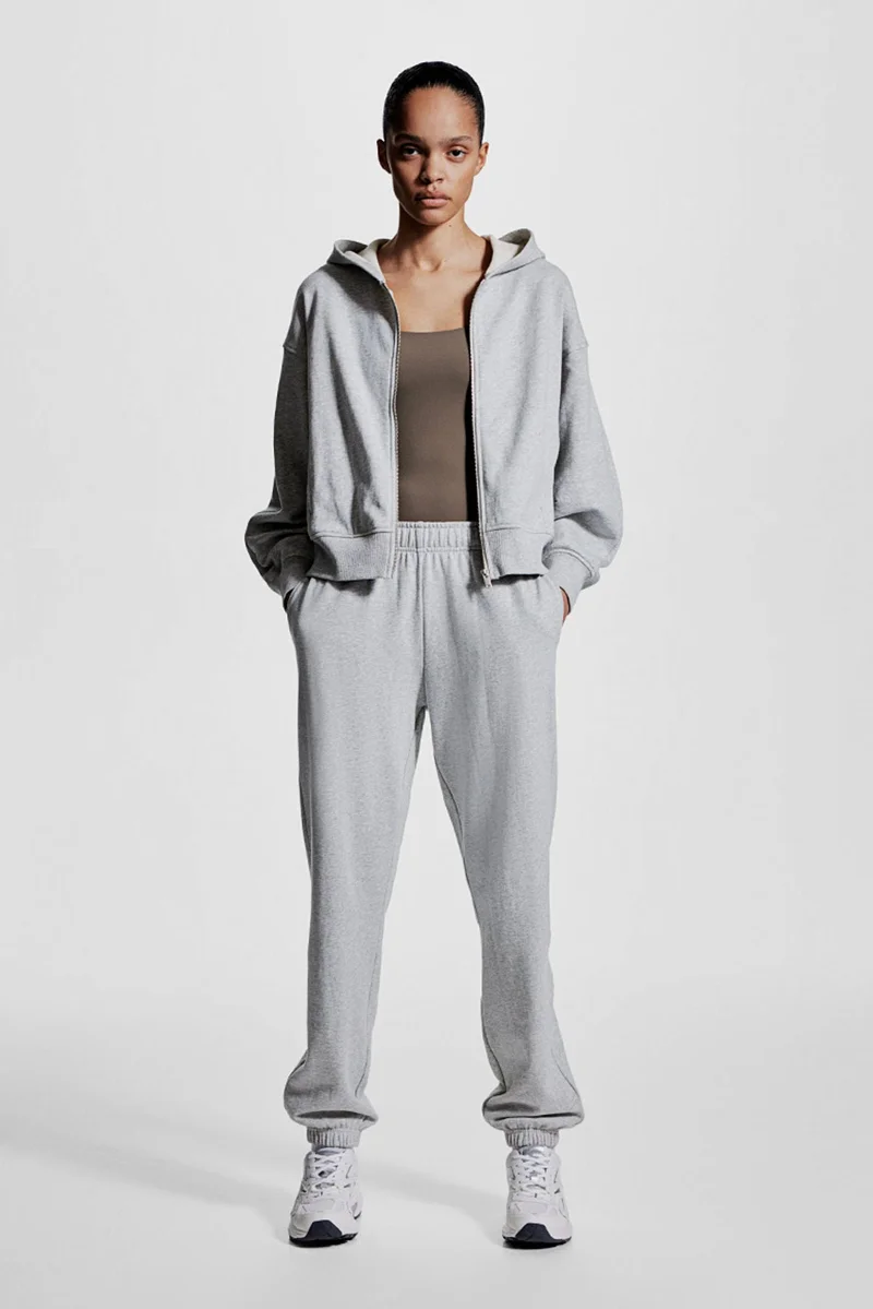 اتش اند ام بنطلون رياضي من نسيج دراي موف