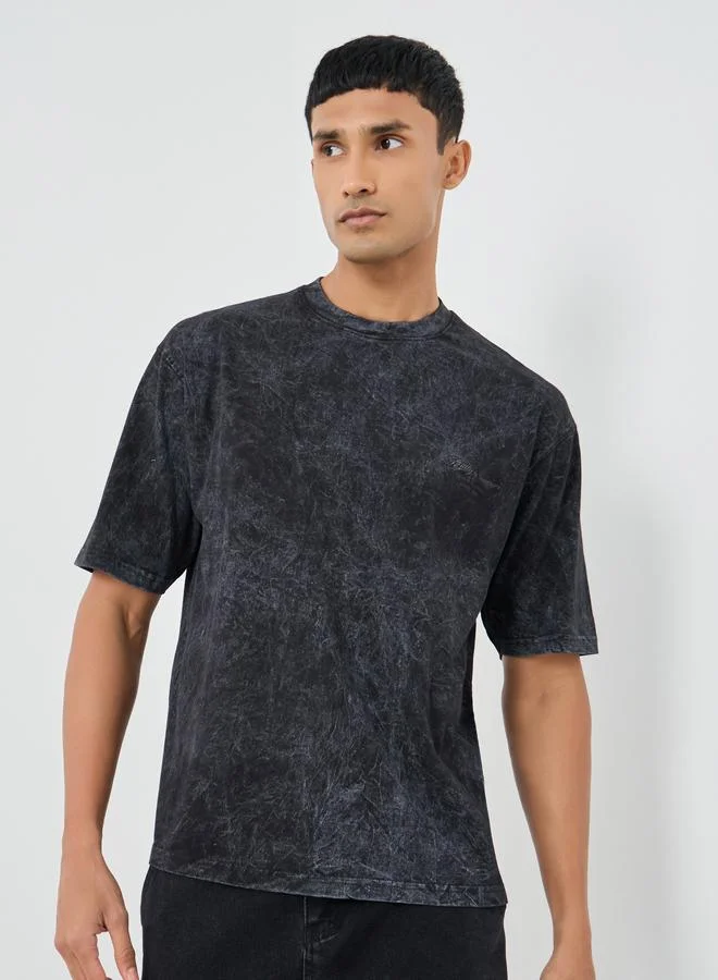 ستايلي تيشيرت واسع مطرز بتفاصيل مغسولة من الجيرسي الثقيل