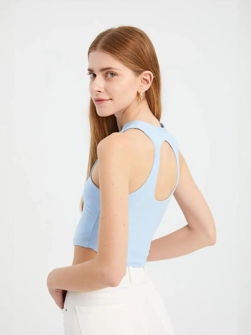 زوبعة بلوزة قصيرة بياقة هالتر وفتحة خلفية