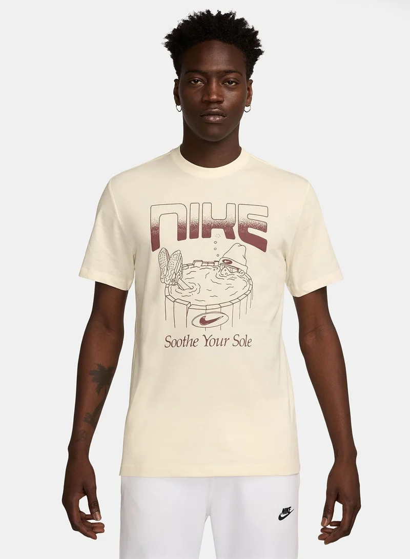 نايكي تيشيرت جرافيك رياضي بشعار فريق كرة القدم