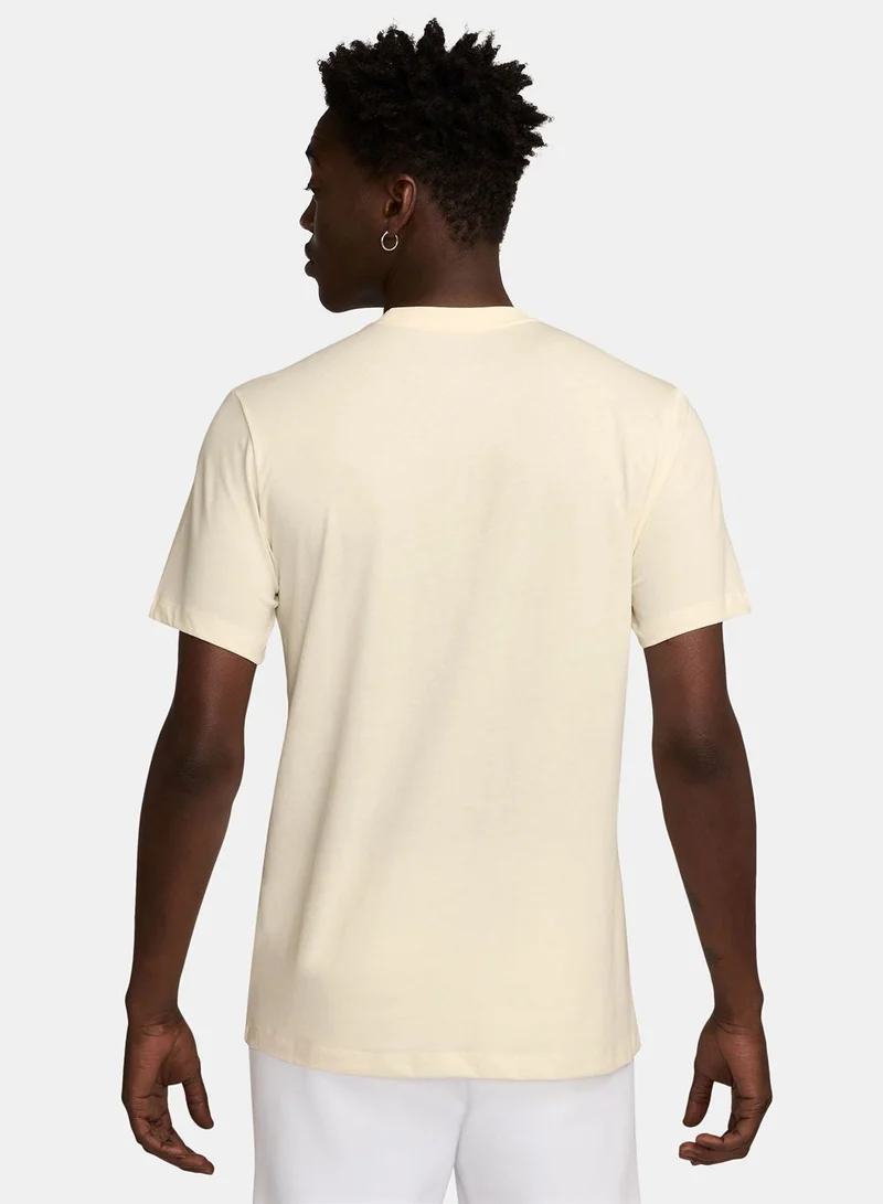 نايكي تيشيرت جرافيك رياضي بشعار فريق كرة القدم