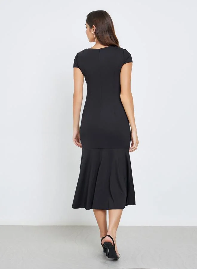 Styli Styli Solid Sweetheart Neck Bodycon Midi Dress
