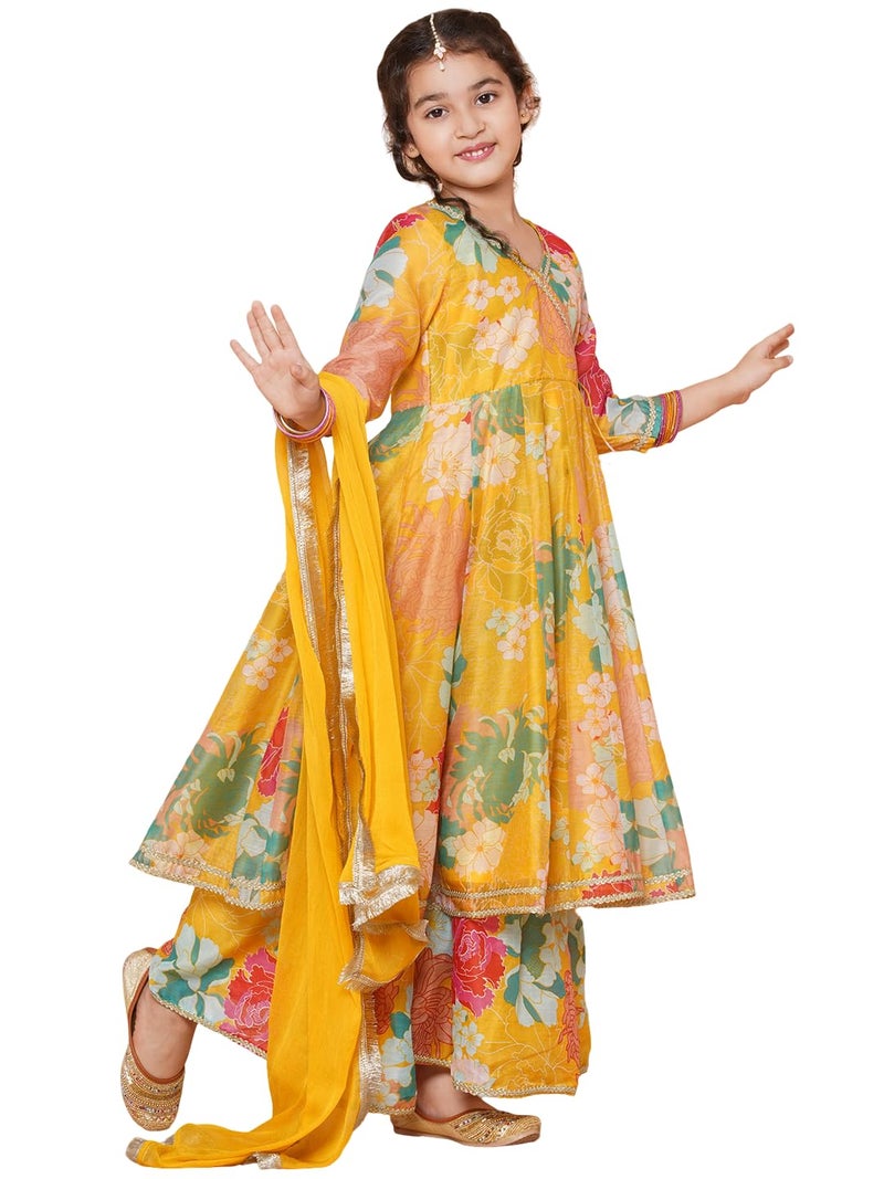 Bitiya by Bhama بيتيّا باي بهاما جيرلز - طقم أنجرخا مطبوع بنقشة زهرية متعددة الألوان مع قُطّة جوتا باتي وكورتا وشعرارة مع دوپاتا (TKS136) - Image 5